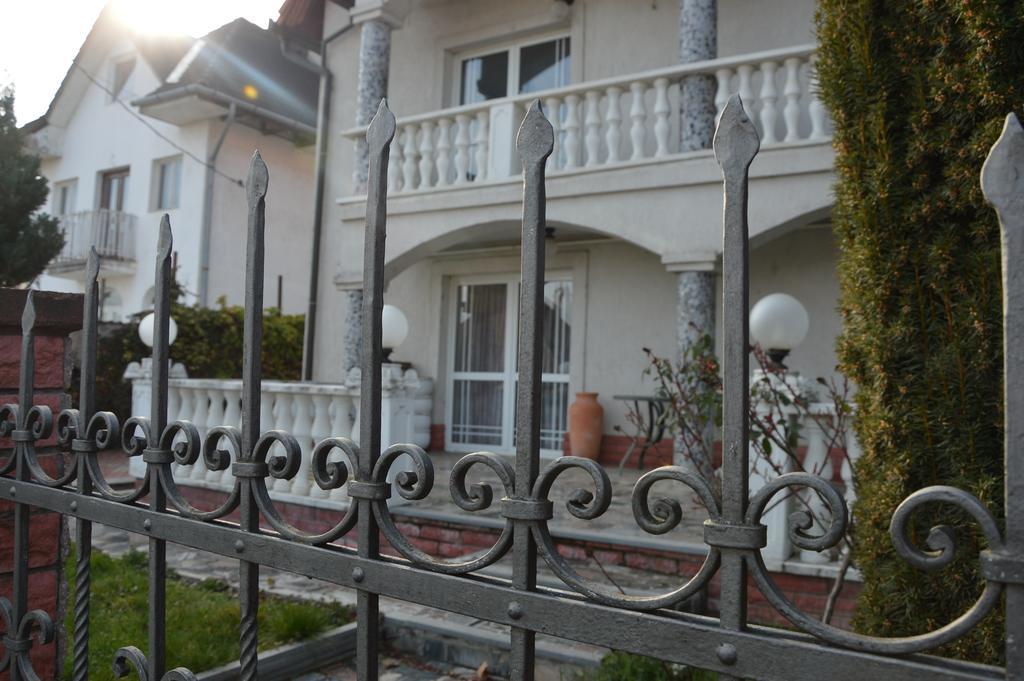 Kristaly Apartman Bed & Breakfast Heviz Exterior photo