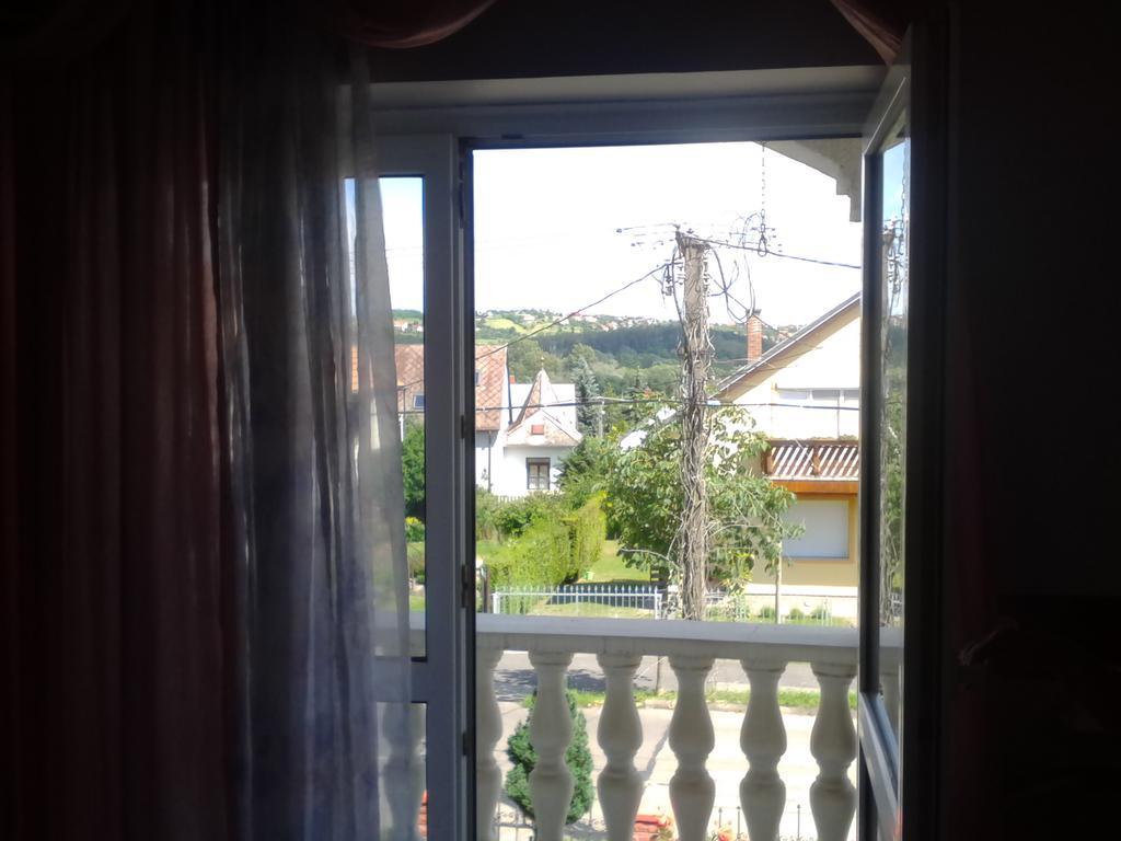Kristaly Apartman Bed & Breakfast Heviz Exterior photo