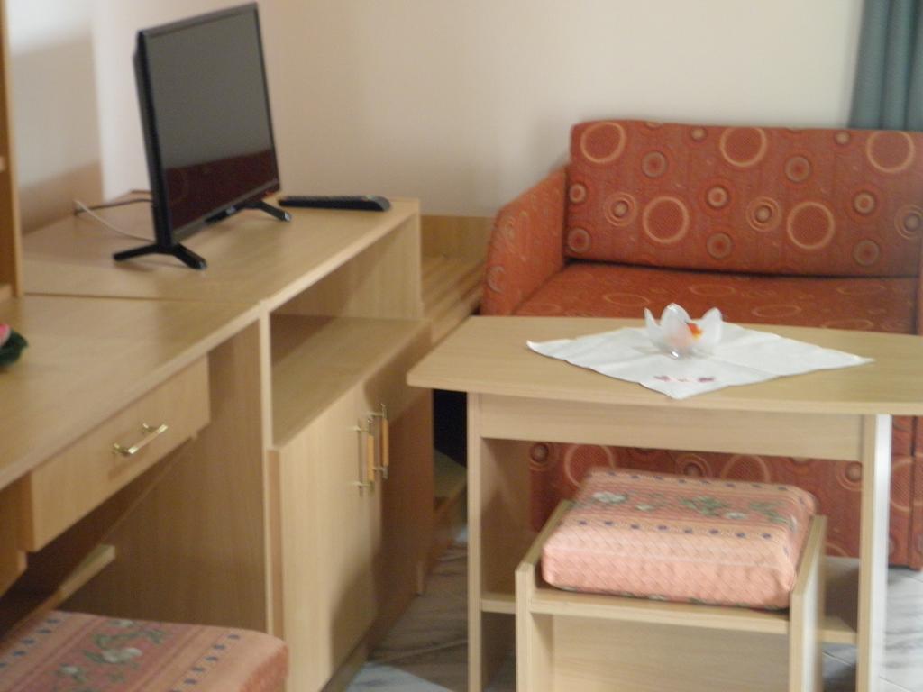 Kristaly Apartman Bed & Breakfast Heviz Exterior photo
