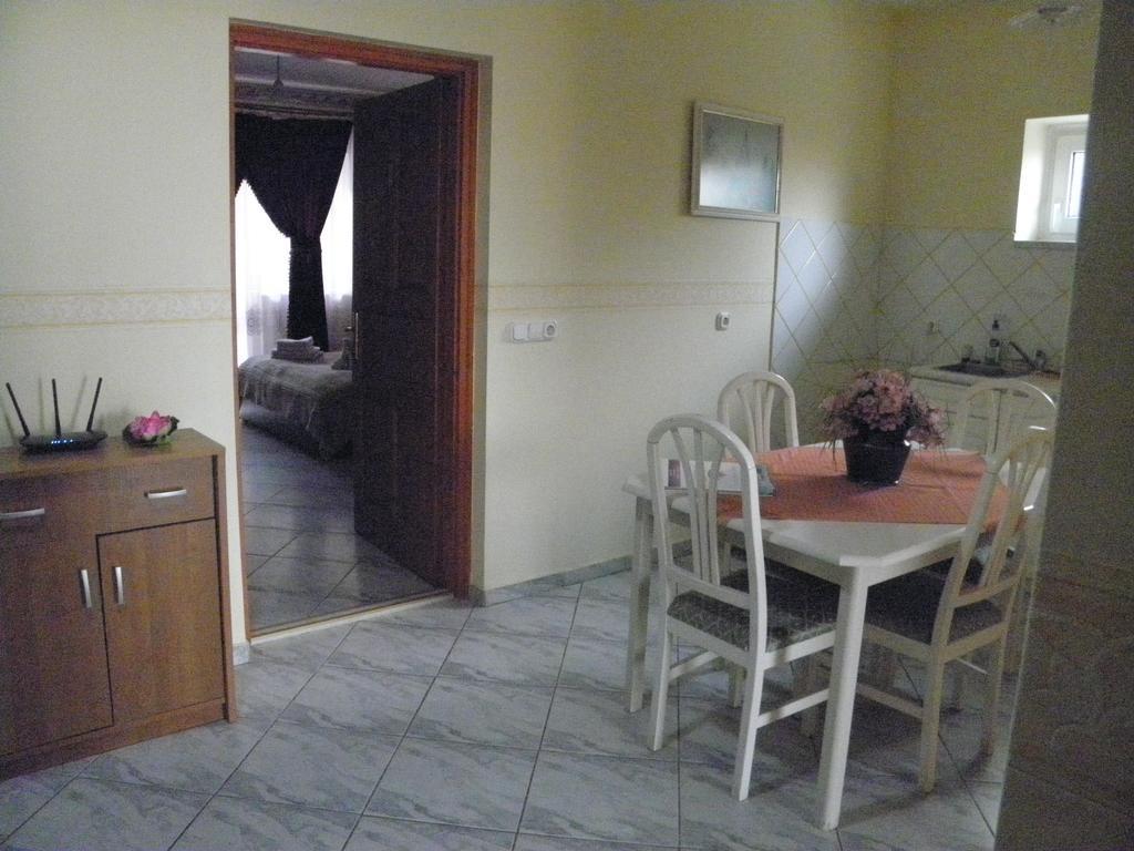Kristaly Apartman Bed & Breakfast Heviz Exterior photo